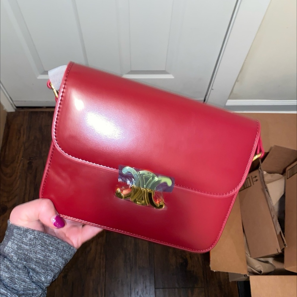 Triomphe crossbody Red with gold clasp
